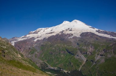 Elbrus Avrupa 'nın en yüksek dağıdır. Elbrus, Rusya 'nın Kabardino-Balkaria eyaletinde yer alan bir şehirdir. Cheget Mount 'tan görüntü. Temmuz. Cheget tepesinden panoramik görünüm