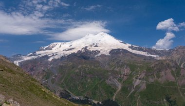 Volkan Elbrus. Cheget Dağı 'nın güneydoğusundaki manzara manzarası. Kabardino-Balkaria bölgesi, Rusya.