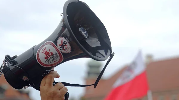 Varšava, Polsko 10.10.2020 - Anticovidský pochod za svobodu - muž držící na protestu reproduktor nad davem — Stock fotografie