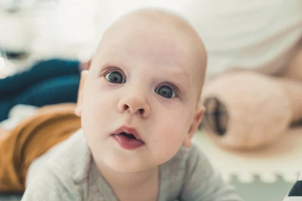 Mide zamanı. Büyük mavi gözlü, yeni doğmuş şirin bebek kameraya bakıyor. — Stok fotoğraf
