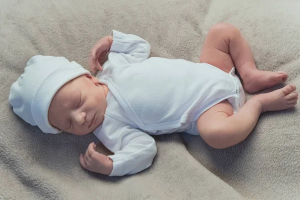 Lindo bebé recién nacido durmiendo pacíficamente en la manta — Foto de Stock