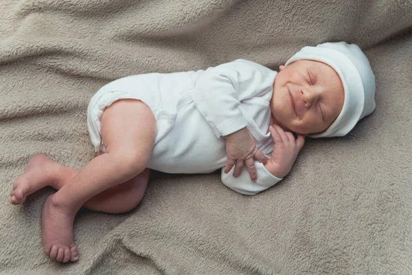 Yeni doğmuş şirin bebek battaniyenin üzerinde huzur içinde uyuyor. — Stok fotoğraf