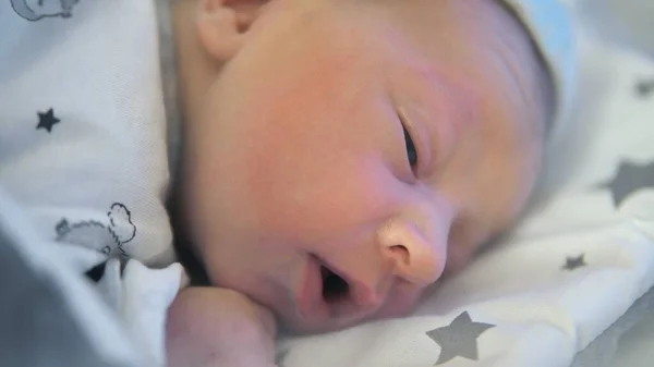 Adorable bebé recién nacido durmiendo tranquilamente en su cuna en la habitación del hospital — Foto de Stock