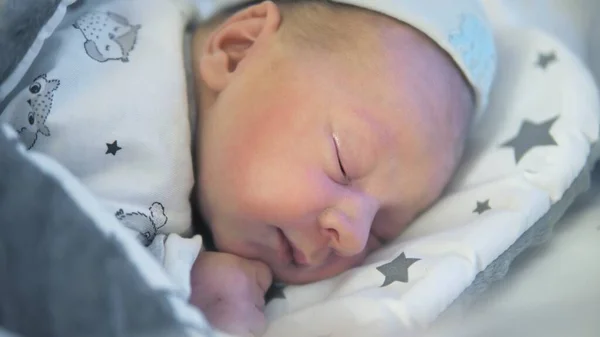 Adorable bebé recién nacido durmiendo tranquilamente en su cuna en la habitación del hospital — Foto de Stock