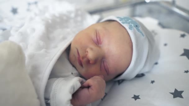 Adorabile neonato che dorme tranquillamente nella sua culla nella stanza d'ospedale — Video Stock