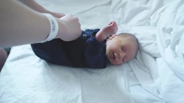 Mamma klär upp sitt nyfödda barn, närbild — Stockvideo