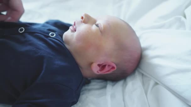 Mom dressing up her newborn baby , close up — Stock Video