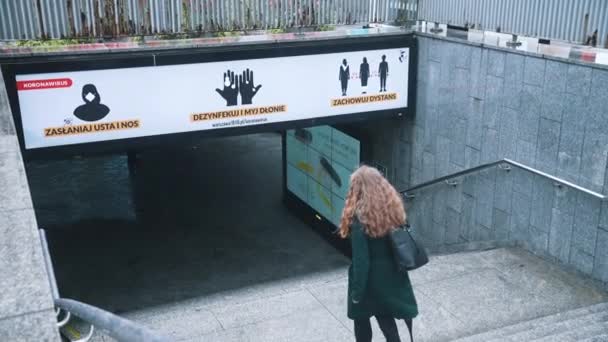 Varsó, Lengyelország 13.10.2020 - Pandémia elleni tájékoztatás a metró bejáratánál — Stock videók