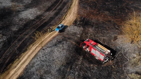 Последствия лесного пожара - Пожарный двигатель и полицейская машина - воздушный выстрел — стоковое фото
