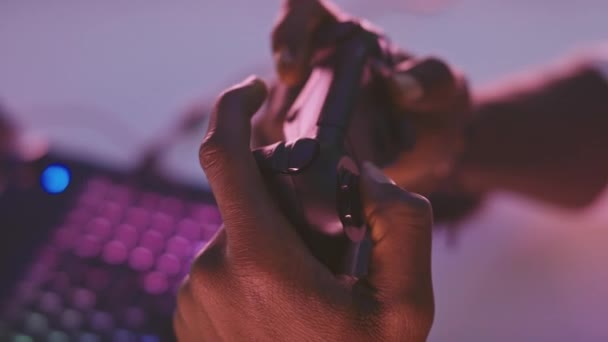 Gros plan, les mains de l'homme noir jouer à un jeu sur son ordinateur portable en utilisant la console de jeu vidéo de contrôle joystick — Video