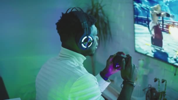 Afričan černoch hráč hrát videohry pomocí joystic ovladač. Radost a domácí zábava v noci — Stock video