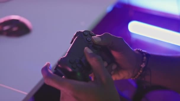 Yaklaş, siyah adam el oyunu konsolu oyun kumandasını kontrol ediyor — Stok video