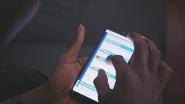 Hombre negro africano usando smartphone. foco selectivo pantalla borrosa smartphone — Vídeo de stock