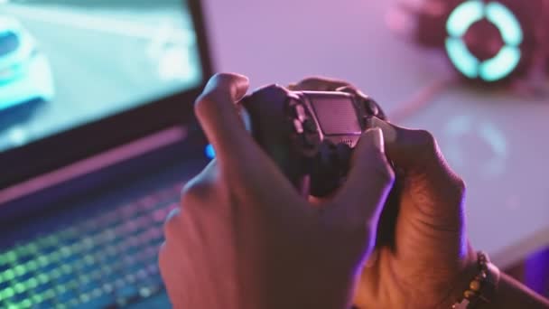 Zbliżenie, czarny człowiek ręka gra na jego laptopie za pomocą konsoli gier wideo kontroli joystick — Wideo stockowe