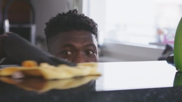 Hombre negro limpiando la cocina. Germafobo limpiando excesivamente la superficie reflectante — Vídeo de stock