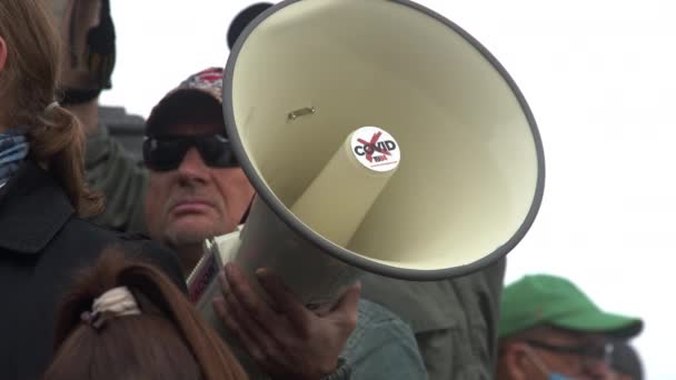 Warschau, Polen 10.10.2020 - Anticovid Freiheitsmarsch - Mann hält Lautsprecher über der Menge auf dem Protest — Stockvideo