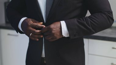 Ceket Düğmeli Adam - Afro-Amerikalı