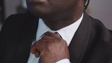 Kravatını Ayarlayan Takım Elbiseli Afrikalı Adam