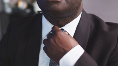 Kravatını Ayarlayan Takım Elbiseli Yakışıklı Afrikalı Adam