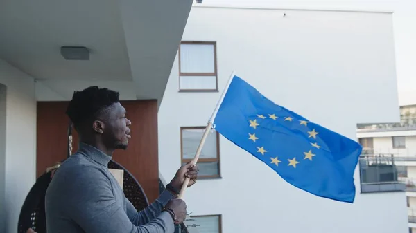 Jeune homme noir attrayant agitant le drapeau de l'Union européenne — Photo