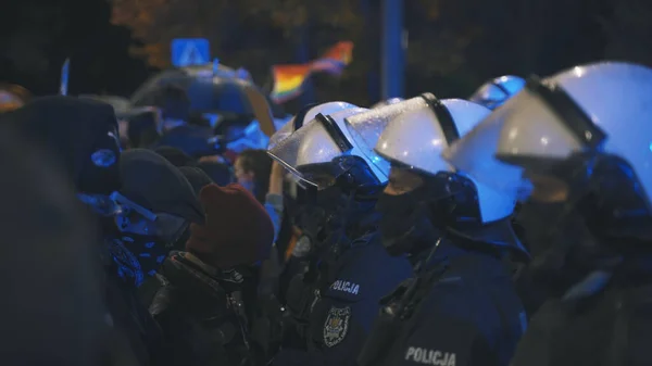Varsó, Lengyelország 20.10.23. - Tiltakozás a lengyel abortusztörvények ellen. Rendőrség teljes egyenruhában, pajzsokkal, amik elzárják Kaczynski házát. — Stock Fotó