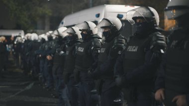 Varşova, Polonya 23.10.2020 - Polands kürtaj yasalarına karşı protesto. Polis üniformalı ve kalkanları Kaczynski 'nin evine girişi engelliyor.