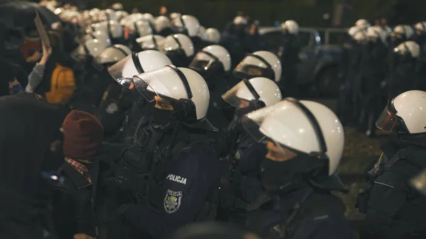 Varsovia, Polonia 23.10.2020 - Protesta contra las leyes polacas sobre el aborto. Policía en uniforme completo con escudos bloqueando el acceso a la casa de Kaczynski —  Fotos de Stock