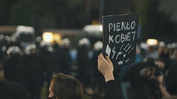 Warschau, Polen 23.10.2020 - Protest tegen de Poolse abortuswetgeving. Banner tekent op de protst tegen nieuwe Poolse wet die abortus verbiedt — Stockfoto