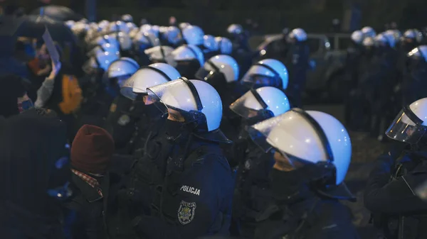 Warszawa, Poland 23.10.2020 - Протест проти законів про аборти у Польщі. Поліцейські у повній формі з щитами, що блокують доступ до будинку Качинського. — стокове фото