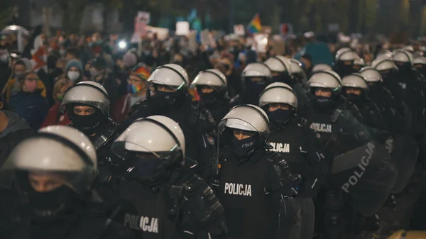 Warsaw, Poland 23.10.2020 - Protest against Polands abortion laws. Police in full uniform with shields blocking access to kaczynski s house — Stock Photo, Image