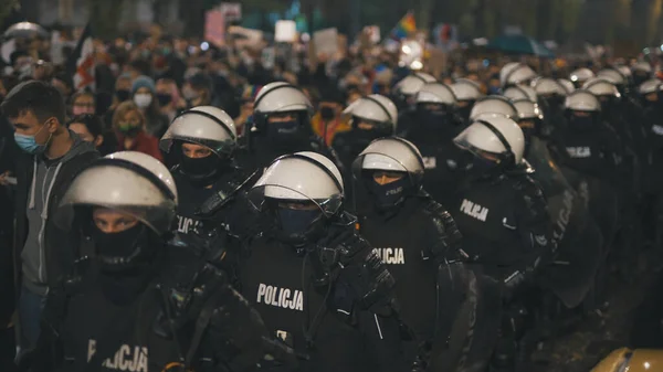 Warsaw, Poland 23.10.2020 - Protest against Polands abortion laws. Police in full uniform with shields blocking access to kaczynski s house — Stock Photo, Image