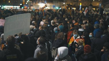 Varşova, Polonya 23.10.2020 - Polands kürtaj yasalarına karşı protesto. Kadının başı ağrıyor ve kürtaj hakkında karar veriyor.