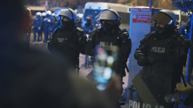 Varşova, Polonya 23.10.2020 - Polands kürtaj yasalarına karşı protesto. Polis üniformalı ve kalkanları Kaczynski 'nin evine girişi engelliyor.