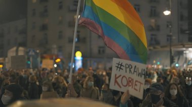 Varşova, Polonya 23.10.2020 - Polands kürtaj yasalarına karşı protesto. Kadın hakları için mücadele eden bir sürü insan