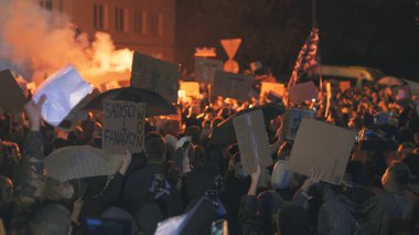 Varşova, Polonya 23.10.2020 - Polands kürtaj yasalarına karşı protesto. Banner kalabalıkta ateş ve duman işareti yapıyor