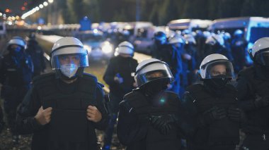 Varşova, Polonya 23.10.2020 - Polands kürtaj yasalarına karşı protesto. Polis üniformalı ve kalkanları Kaczynski 'nin evine girişi engelliyor.