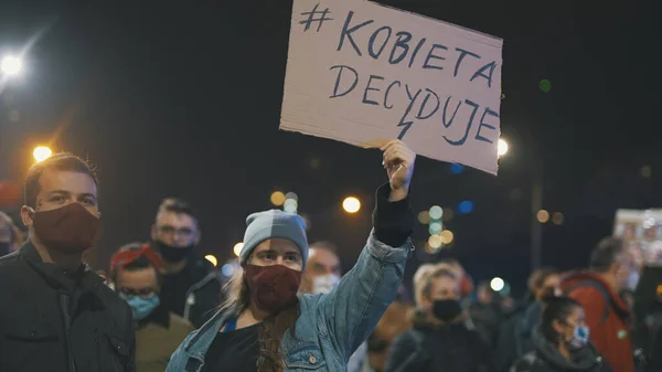 Warszawa, Polska 23.10.2020 - Protest przeciwko aborcji Polaków - kobieta decyduje o transparencie w tłumie — Zdjęcie stockowe