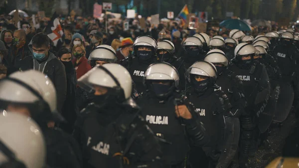 华沙，波兰，2020年10月23日- -抗议波兰堕胎法。身穿全副制服的警察用盾牌挡住卡钦斯基的家 — 图库照片
