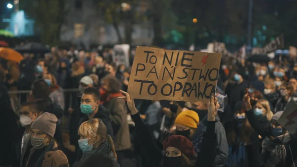Varsovia, Polonia 23.10.2020 - Protesta contra las leyes polacas sobre el aborto - esa no es la ley que es pancarta de tortura en la multitud — Foto de Stock