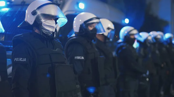 Varsóvia, Polônia 23.10.2020 - Protesto contra as leis de aborto da Polônia. Polícia de uniforme completo com escudos a bloquear o acesso à casa de Kaczynski — Fotografia de Stock