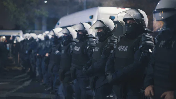 Varsovia, Polonia 23.10.2020 - Protesta contra las leyes polacas sobre el aborto. Policía en uniforme completo con escudos bloqueando el acceso a la casa de Kaczynski —  Fotos de Stock