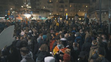 Varşova, Polonya 23.10.2020 - Polands kürtaj yasalarına karşı protesto. Kadının başı ağrıyor ve kürtaj hakkında karar veriyor.