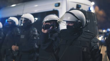 Varşova, Polonya 23.10.2020 - Polands kürtaj yasalarına karşı protesto. Polis üniformalı ve kalkanları Kaczynski 'nin evine girişi engelliyor.