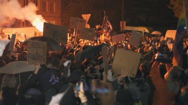 Varşova, Polonya 23.10.2020 - Polands kürtaj yasalarına karşı protesto. Banner kalabalıkta ateş ve duman işareti yapıyor