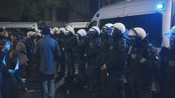 Warsaw, Poland 23.10.2020 - Protest against Polands abortion laws. Police in full uniform with shields blocking access to kaczynski s house — Stock Photo, Image