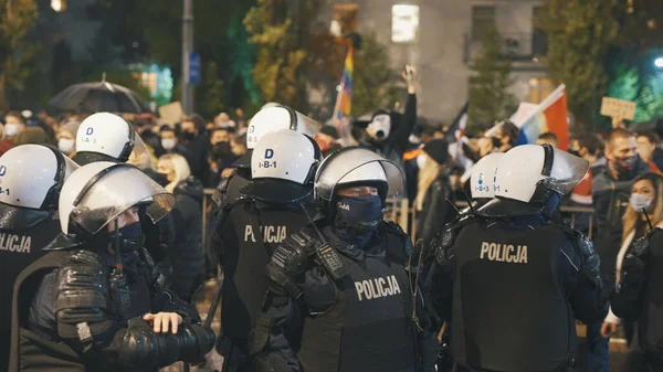 Varsovia, Polonia 23.10.2020 - Protesta contra las leyes polacas sobre el aborto. Policía en uniforme completo con escudos bloqueando el acceso a la casa de Kaczynski — Foto de Stock