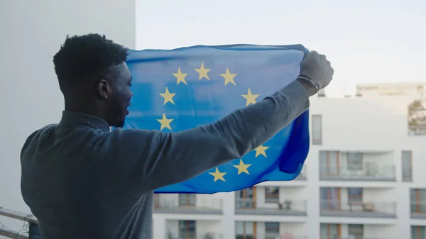 Jeune homme noir attrayant agitant le drapeau de l'Union européenne — Photo