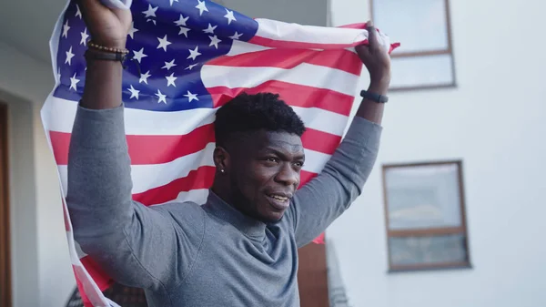 バルコニーにアメリカの旗を持つ黒人アフリカ系アメリカ人 — ストック写真