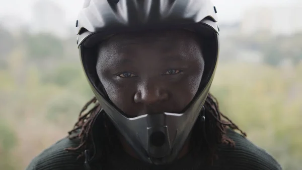 Homem africano vestindo o capacete protetor de moto olhando para a câmera — Fotografia de Stock