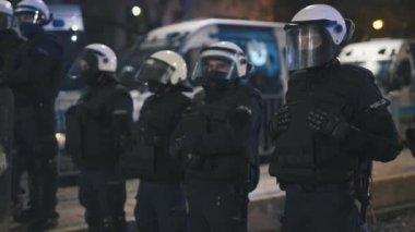 Varşova, Polonya 23.10.2020 - Polands kürtaj yasalarına karşı protesto. Polis üniformalı ve kalkanları Kaczynski 'nin evine girişi engelliyor.